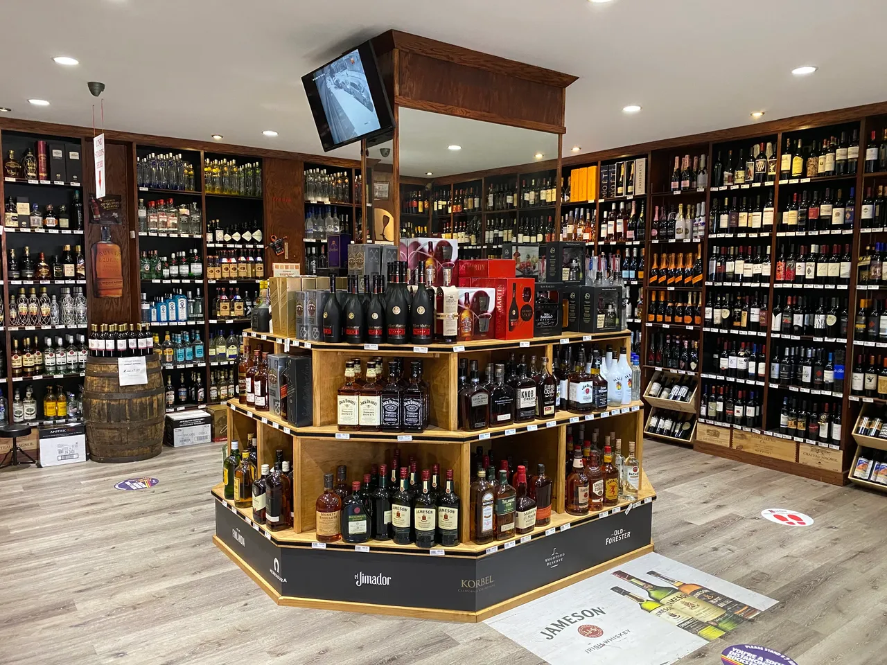 Photo from interior of Franja Wines and Liquors